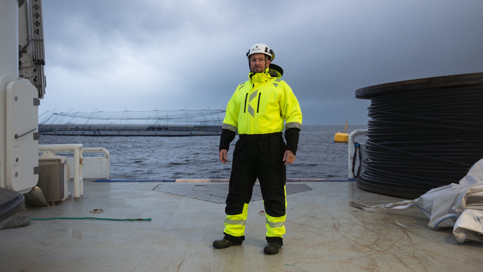 En person har på seg Pro Guard skallkjeledress fra Strakofa og Aalesund Protective Wear