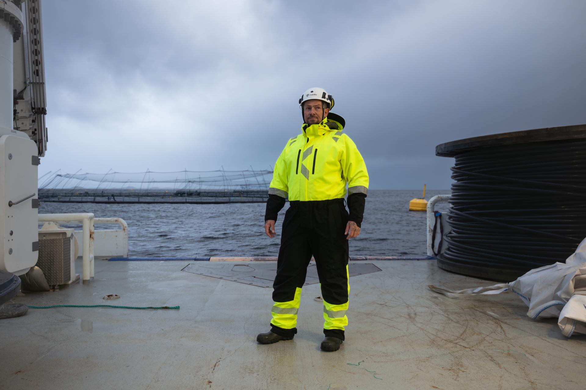 En person har på seg Pro Guard skallkjeledress fra Strakofa