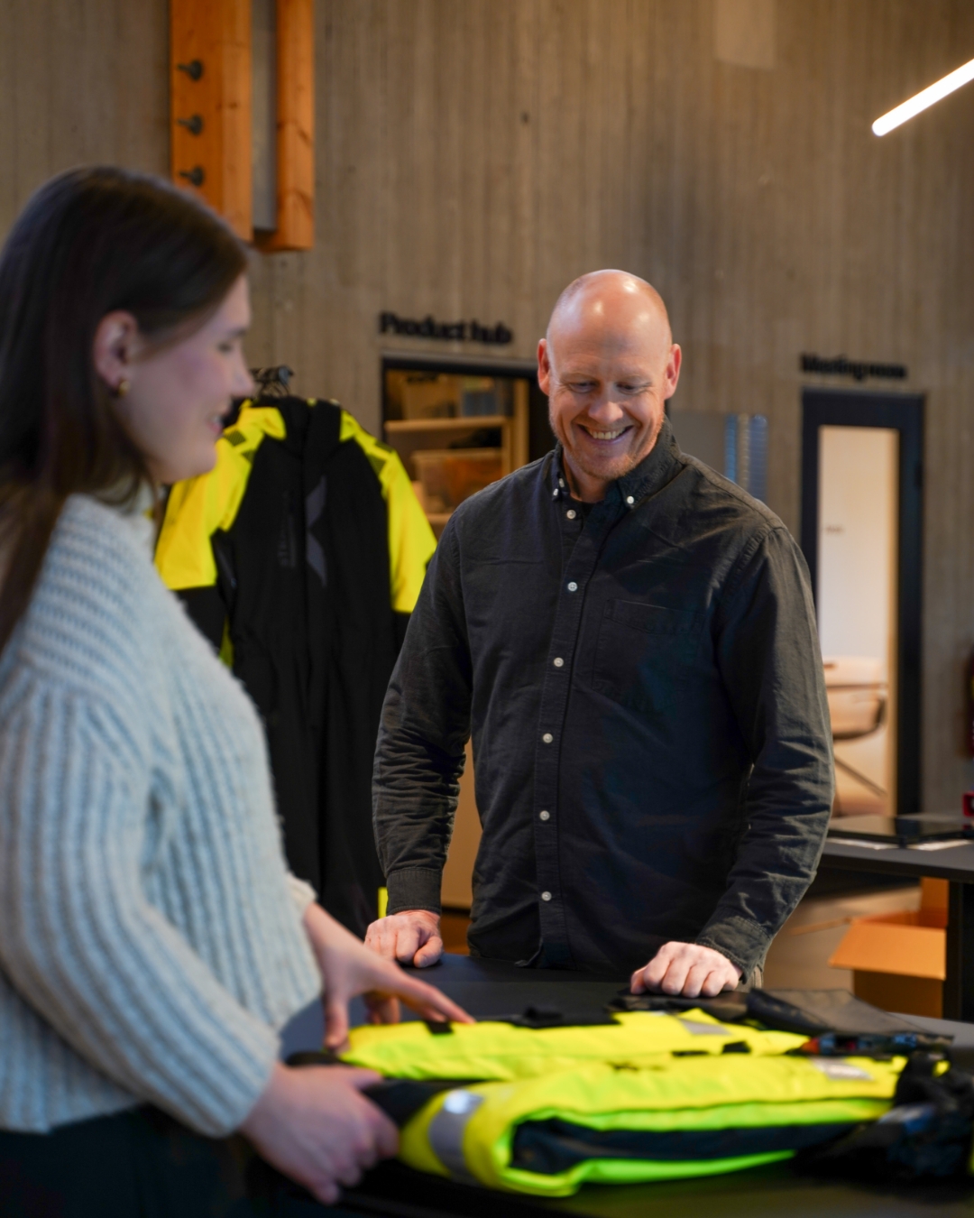 Multi Shield skalljakke fra Strakofa kan brukes over hette.