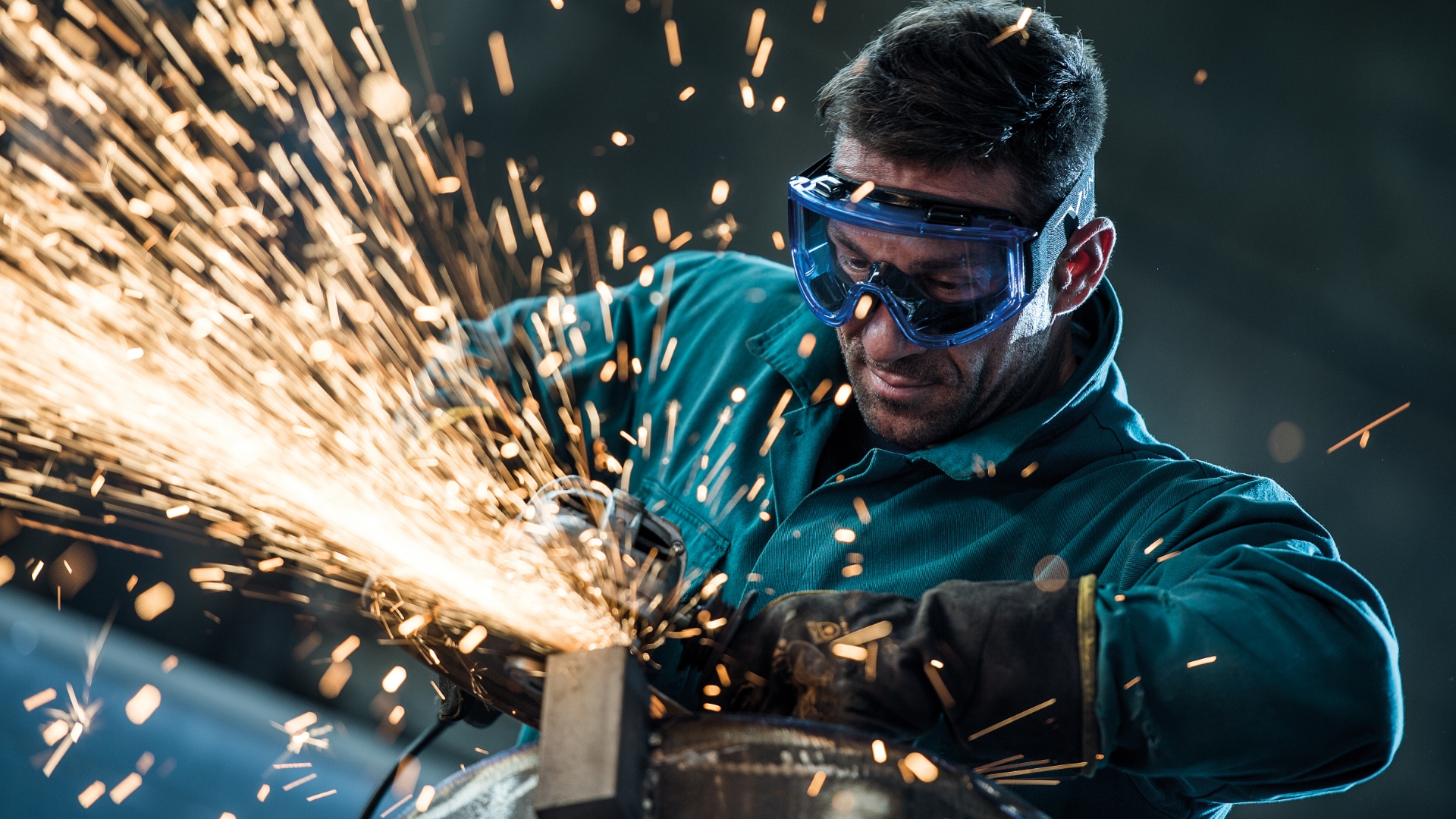 En person har på seg sveisebriller fra Univet