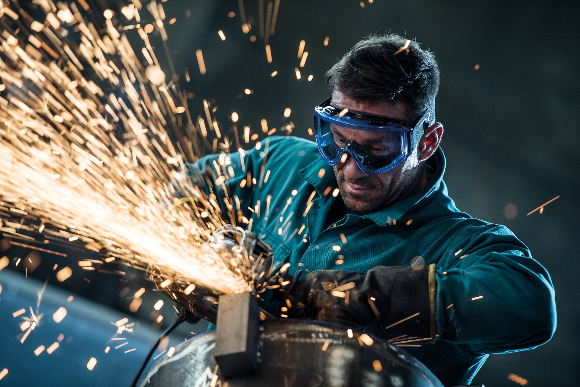 En person har på seg vernebriller fra Univet