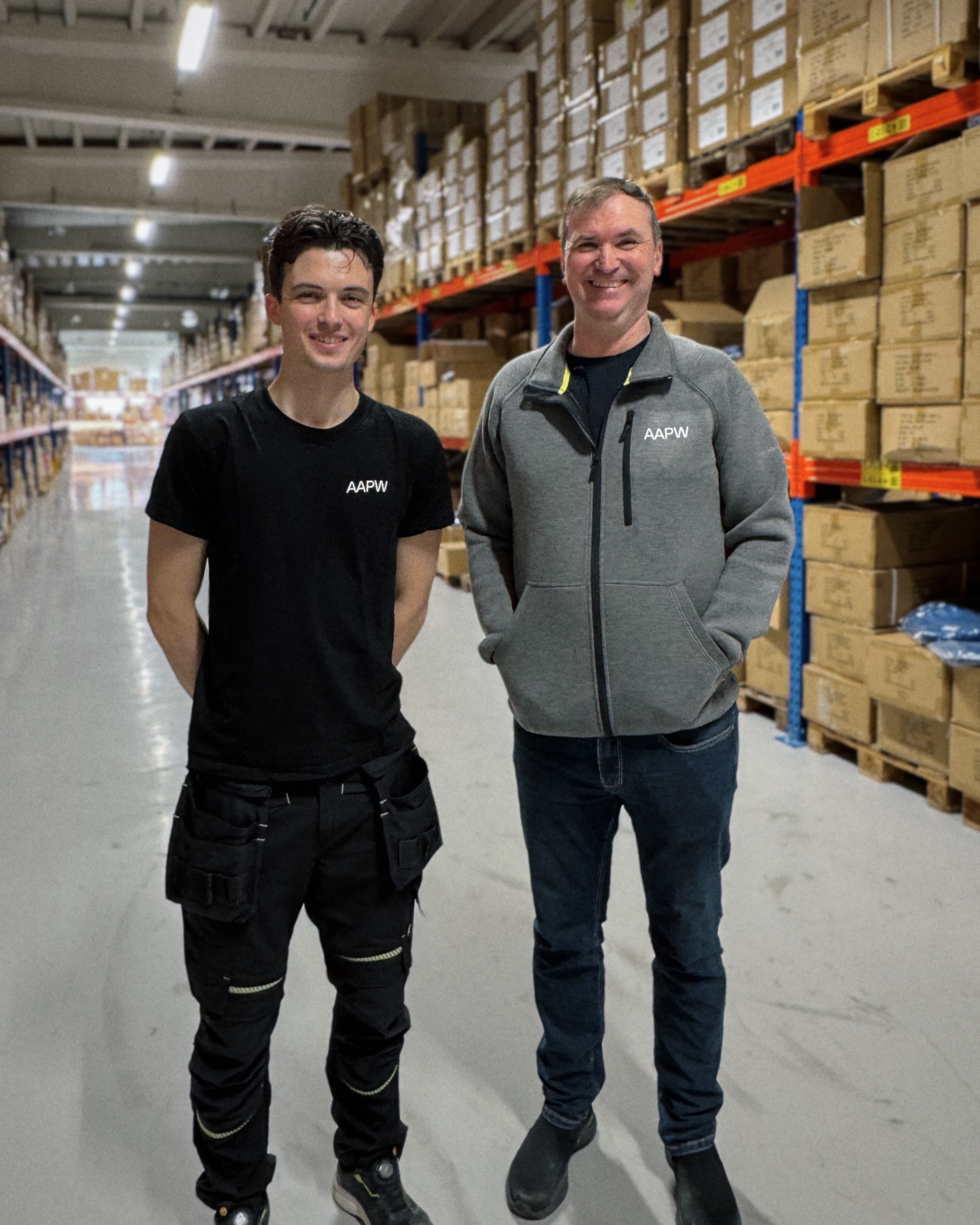 Lagersjef i Aalesund Protective Wear, Steinar Hjelle, sammen med nyansatt Robert Dulgheru.