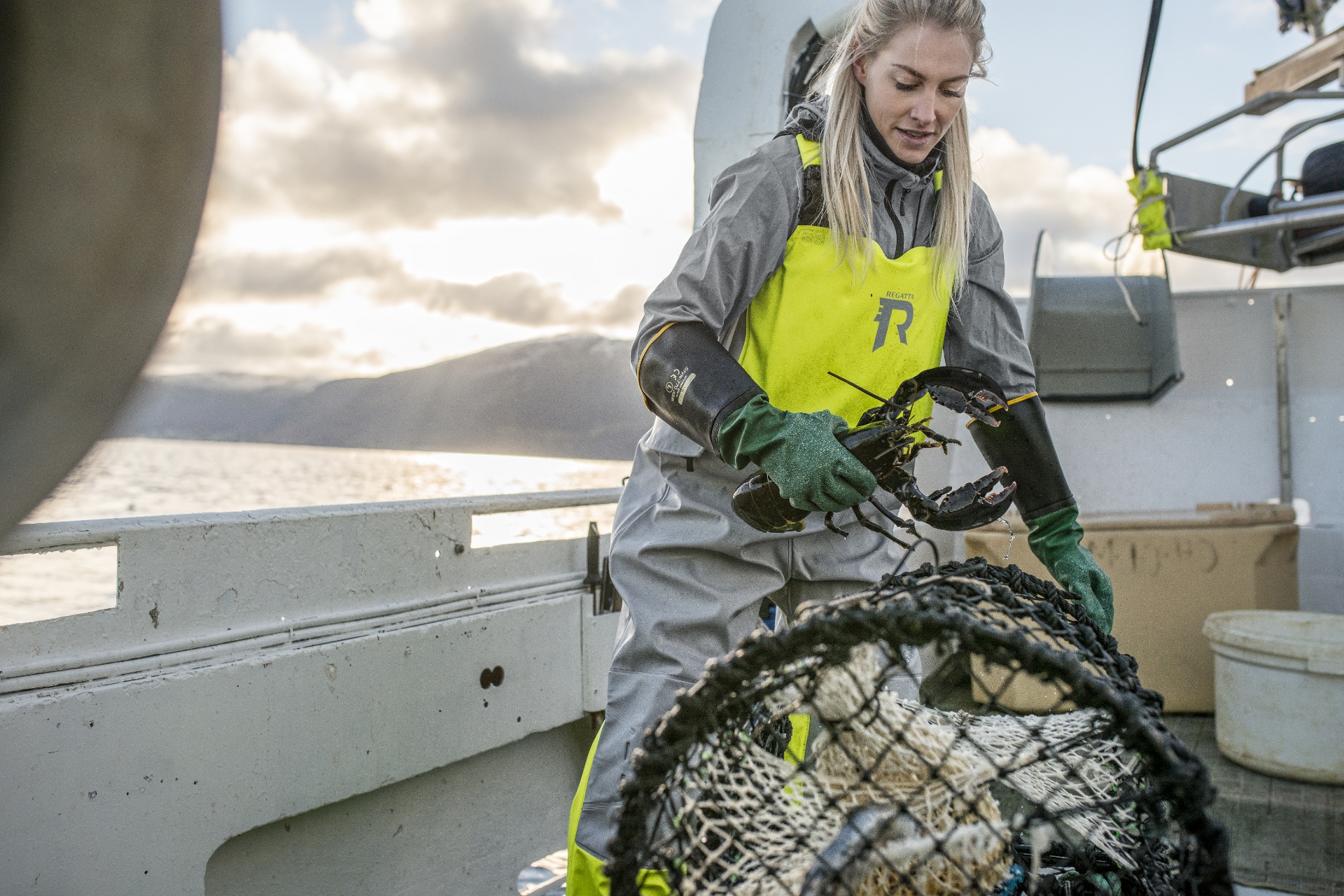 Dame fisker hummer iført Regattas Fisherman flytebukse