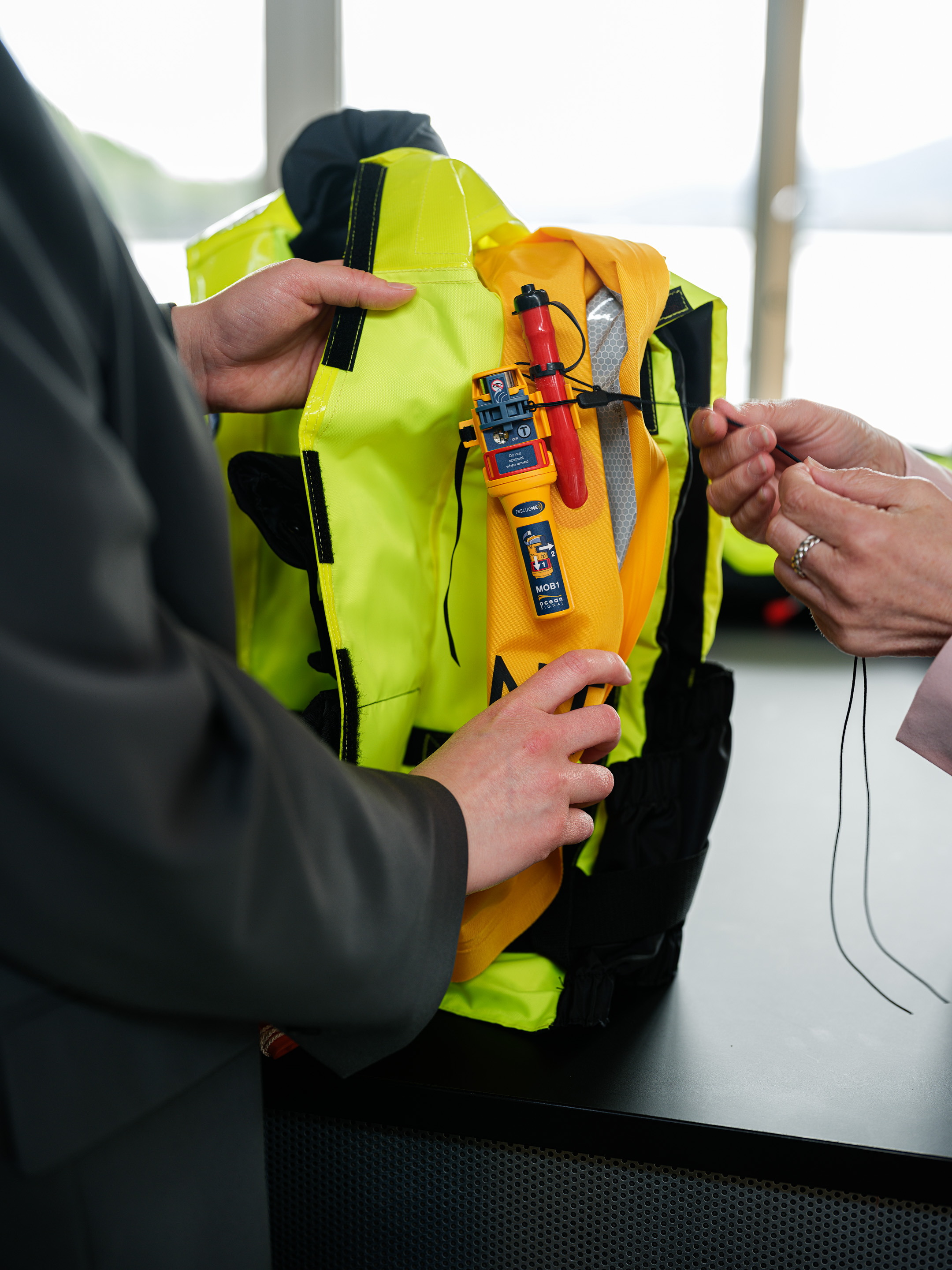 AIS-sender montert i en oppblåsbar redningsvest fra Regatta
