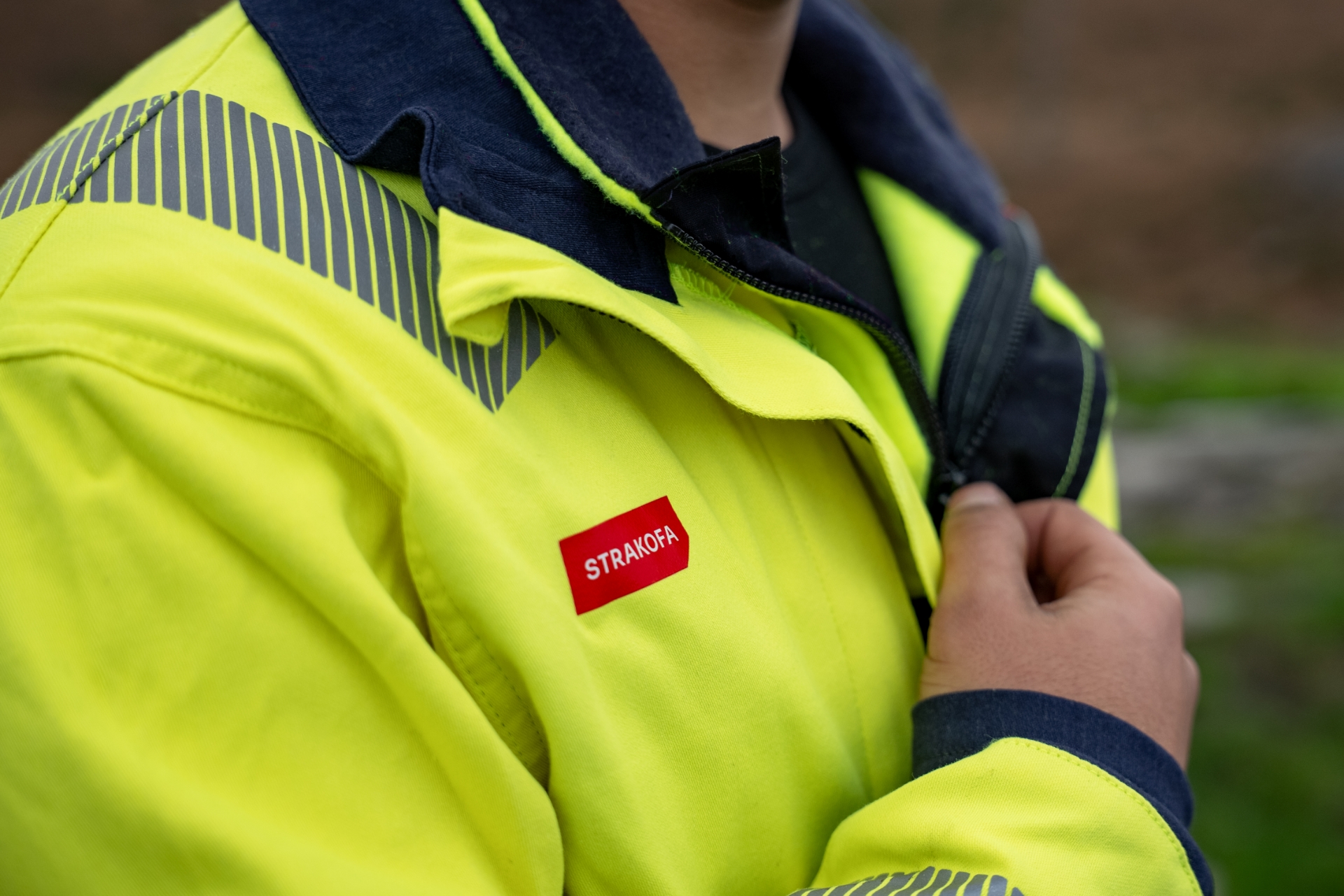 En person har på seg synlig fleece og arbeidsjakke fra Strakofa