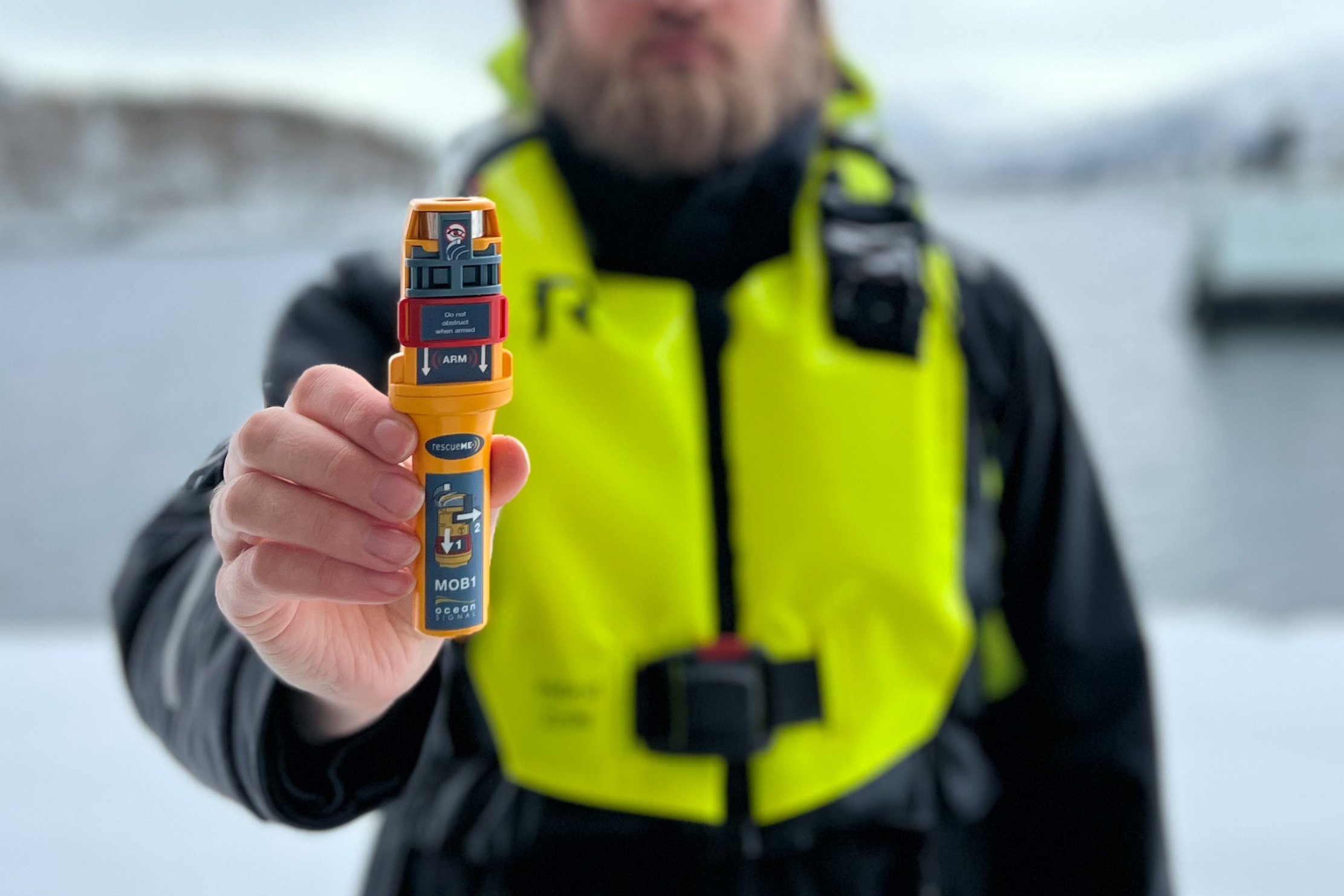 En person viser AIS-sender