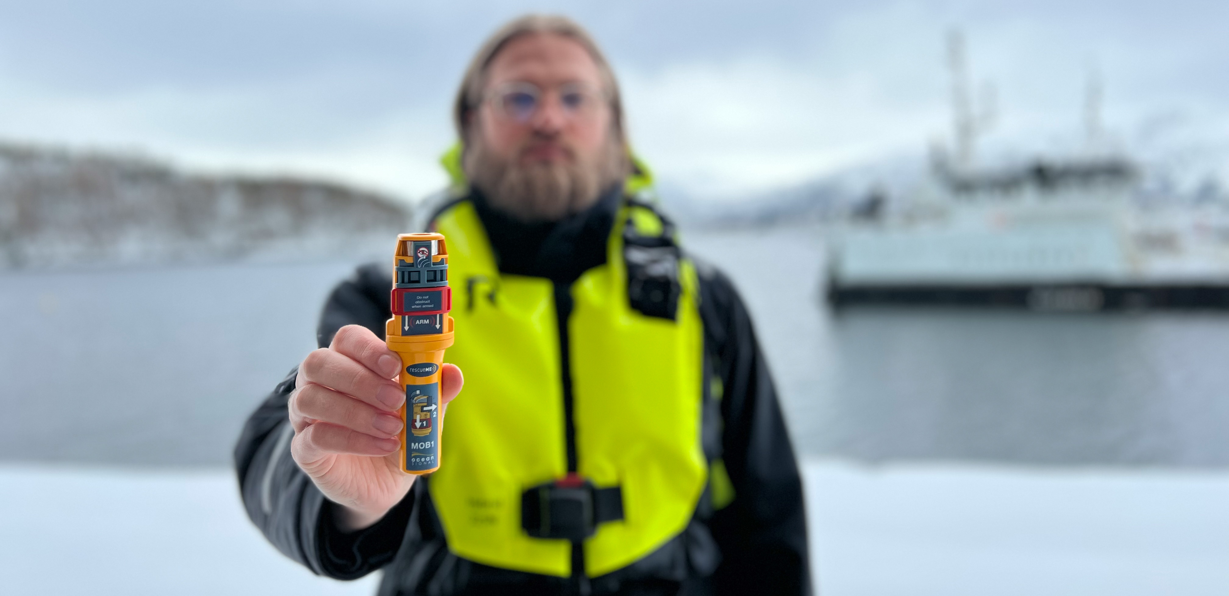 Mann som har på seg flytedrakt fra Regatta.